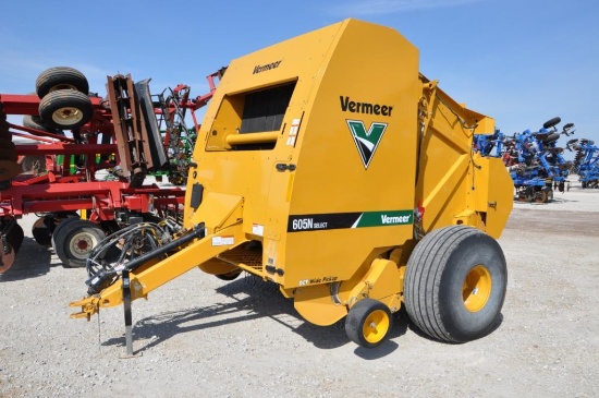 2018 Vermeer 605N round baler