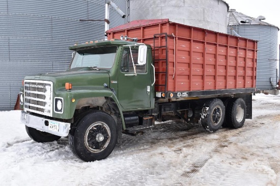 1983 IH 1954 single axle grain truck