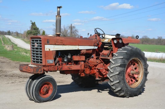 1971 International 756 gas tractor