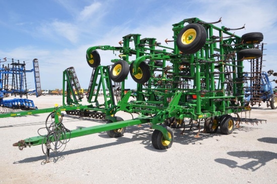 2013 John Deere 2210 45.5' field cultivator