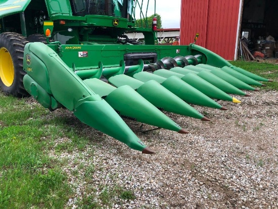 2009 John Deere 608C 8 row 30" corn head