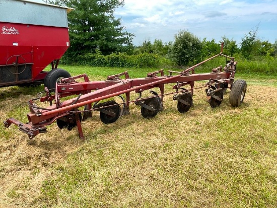 IH 720 5-bottom plow