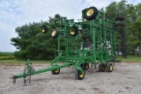 2011 John Deere 2210 47.5' field cultivator