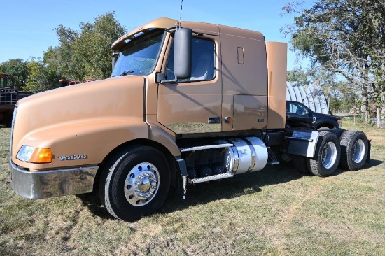 2002 Volvo VNL64T420 sleeper semi