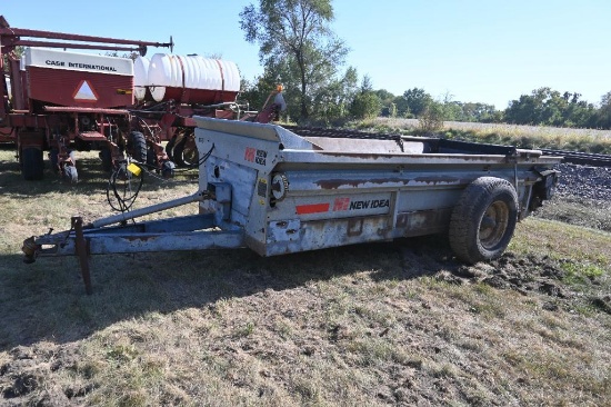 New Idea 3626 manure spreader