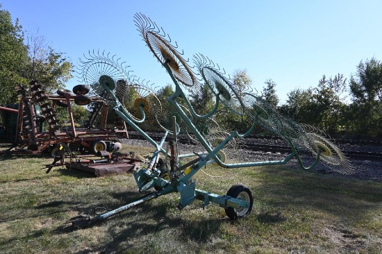 John Deere 702 11-wheel hay rake