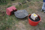 Mineral bucket and mineral feeder