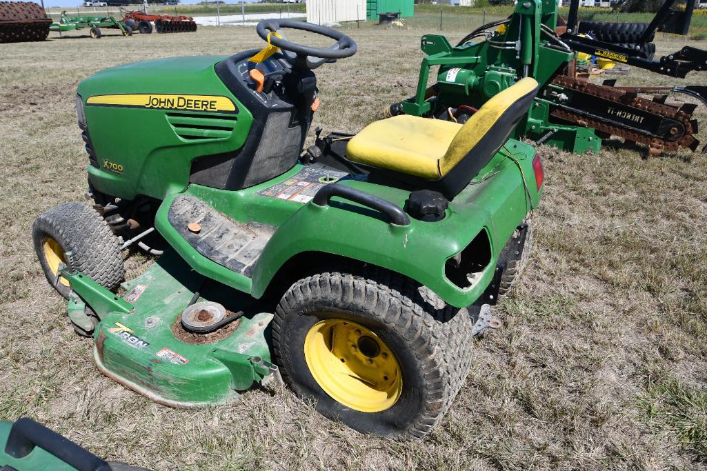 John Deere X700 Series 4x4 Riding Mower JOHN DEERE X700 Lawn