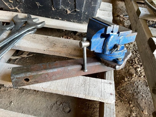Small vice on receiver hitch bracket