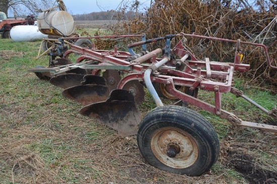 International 4 bottom pull type plow