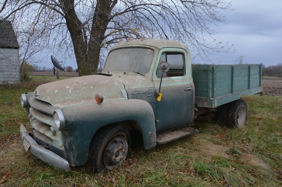 1957 International S-130 single axle truck