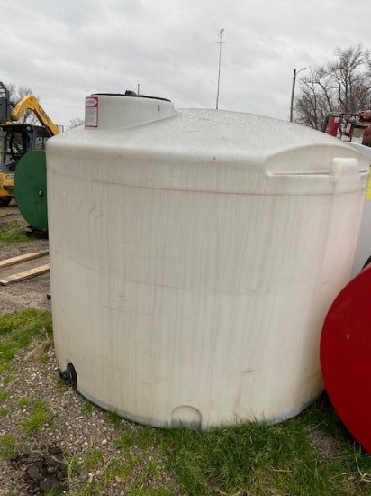 1,550 gallon poly tank