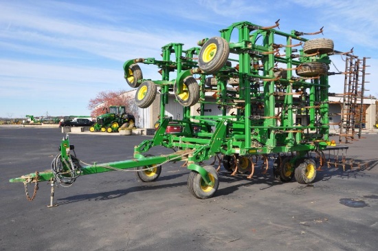 2015 John Deere 2210 45' field cultivator