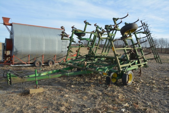 John Deere 960 26' field cultivator