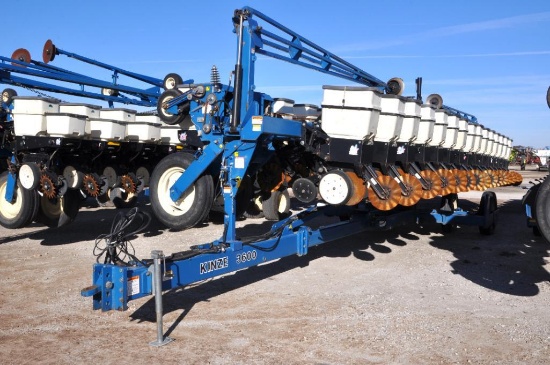 2001 Kinze 3600 16/31 planter