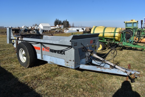 New Idea 3618 PTO manure spreader