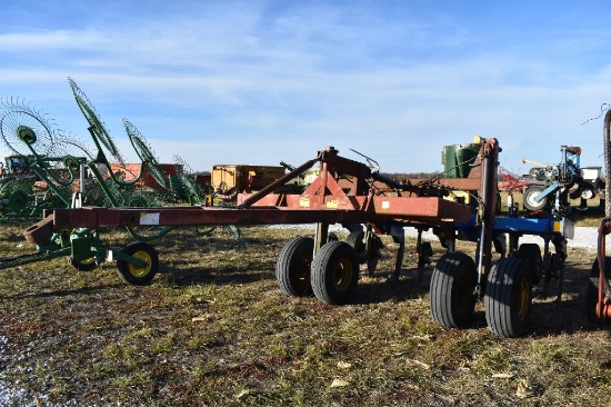 DMI 2500 5 shank 3-pt. ripper on M&W pull-type caddy