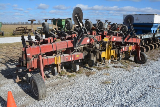 International 183 12 row 30" 3-pt. cultivator