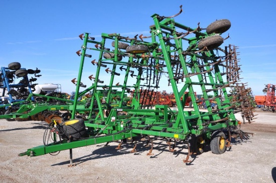 John Deere 980 43.5' field cultivator