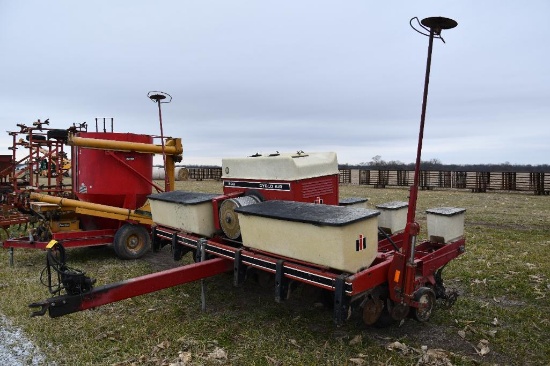 International 800 Cyclo-Air 6 row 30" planter