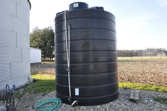 3,000 gal. poly vertical tank
