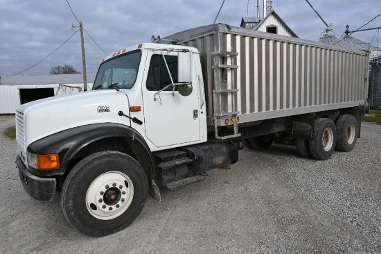 2000 International 4900 grain truck