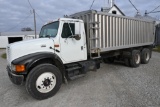 2000 International 4900 grain truck