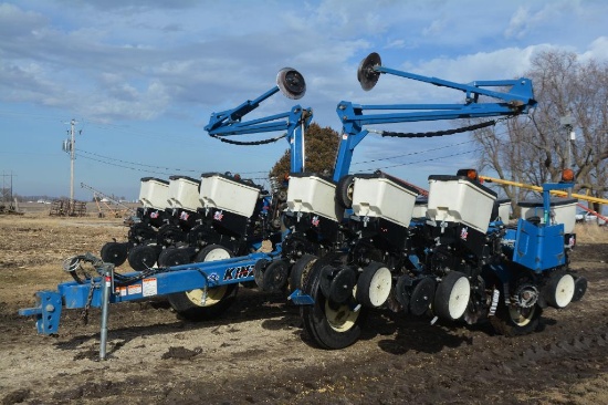 Kinze 3200 12 row 30" wing fold planter