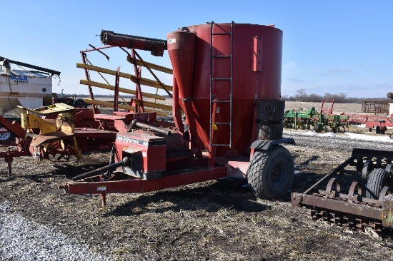 Case-IH 1350 grinder mixer