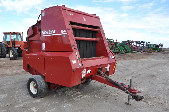 New Idea 4665 round baler