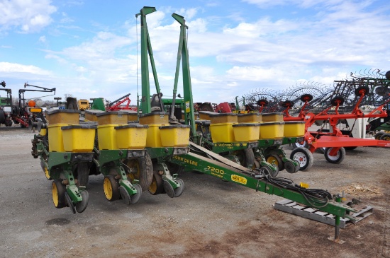 John Deere 7200 Conservation 12 row 30" planter