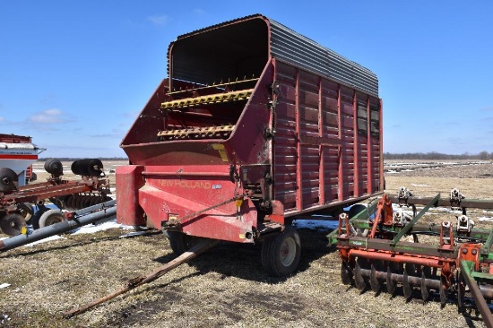 New Holland 8 silage wagon