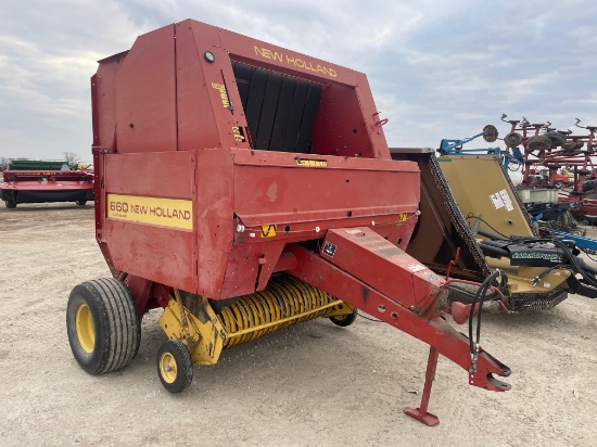 1990 New Holland 660 round baler