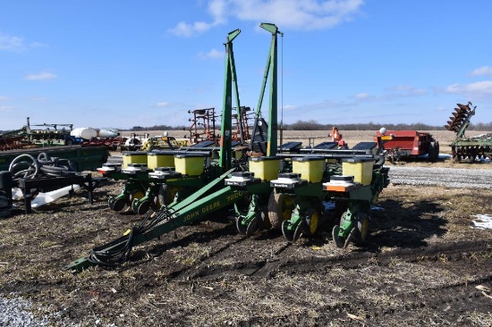 John Deere 7200 MaxEmerge 2 12 row 30" planter