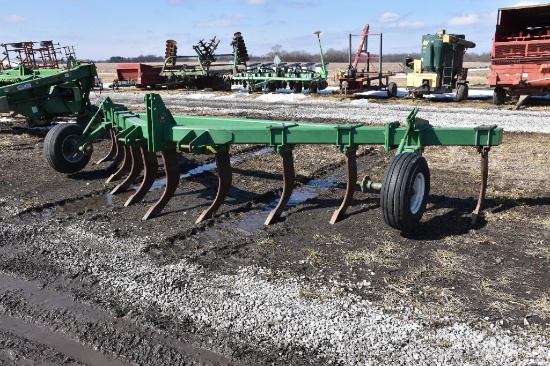 John Deere 900 11 shank 3-pt. v-ripper