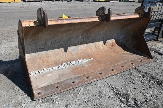 Case 7' material bucket for backhoe