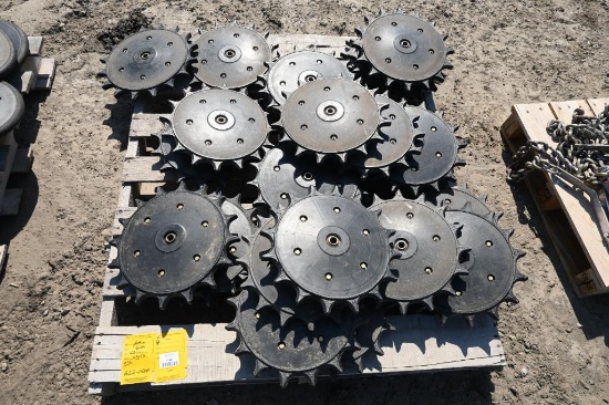 (24) Yetter spike tooth closing wheels