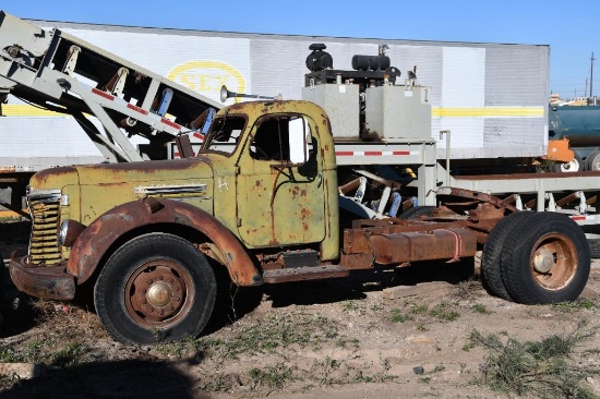 International KB10 day cab single axle truck