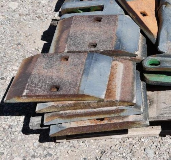 (11) 9" Reversible bucket cutting edge segments