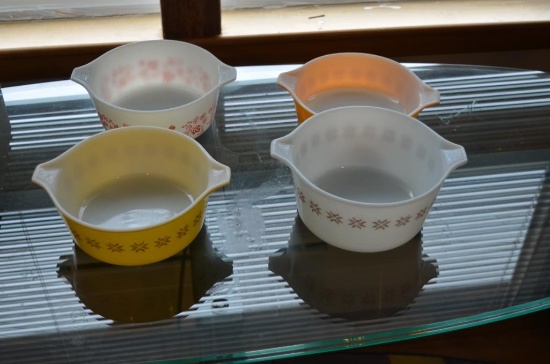 (4) Pyrex bowls w/lids