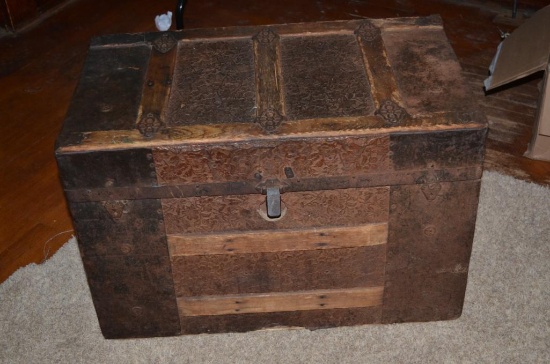 Antique flat top trunk