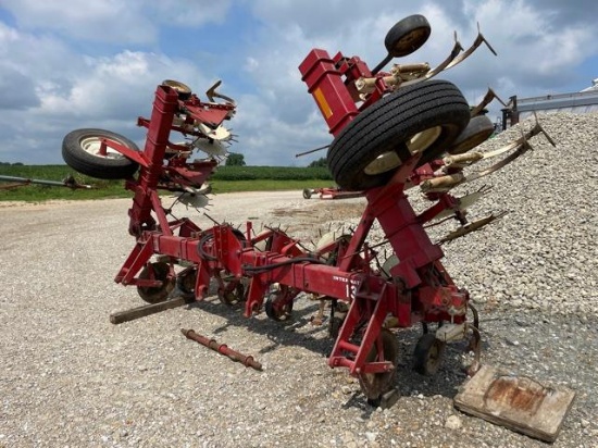 International 133 8 row 30" cultivator