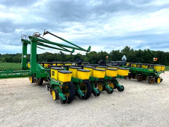 John Deere 7200 16 row 30" planter