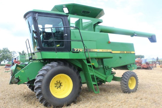 John Deere 7720 Titan II Combine