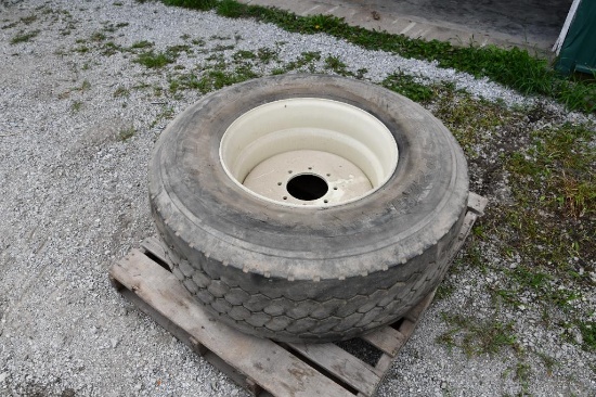 425/65R22.5 tire and rim