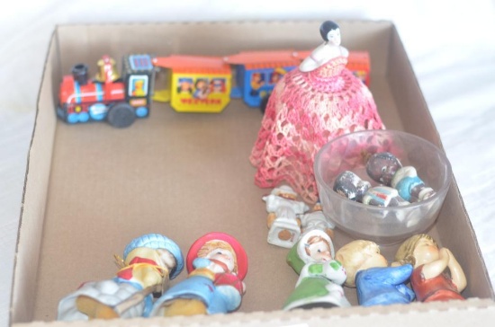 Christmas figurines & metal train