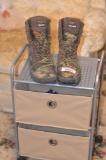 2-compartment organizer and Thinsulate boots size 10
