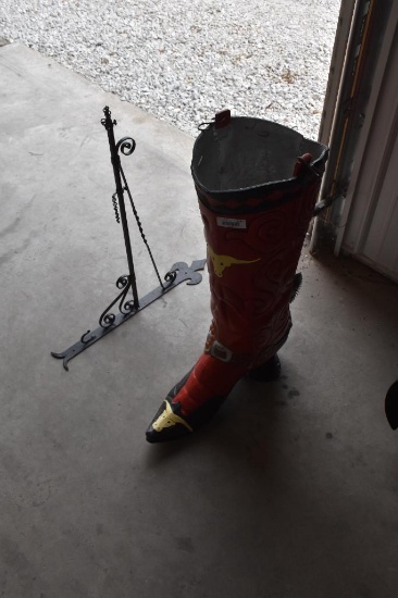 Cast aluminum Texas style hanging boot with bracket
