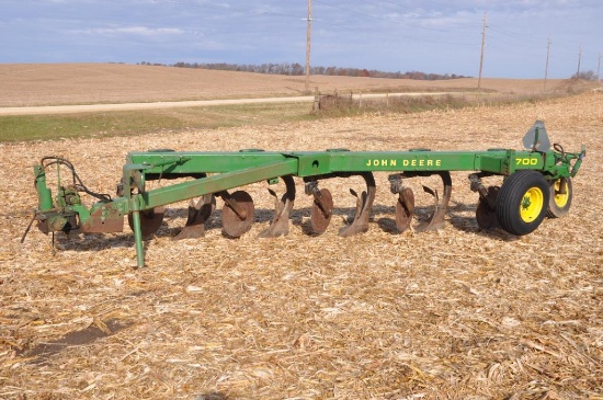 John Deere 2700 5-bottom mounted plow