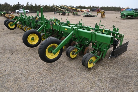 1999 John Deere 886 12-row cultivator with fertilizer hitch